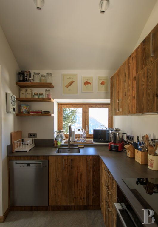 En Savoie, dans un hameau de la vallée de la Tarentaise, un grand chalet traditionnel rénové avec soin - photo  n°19